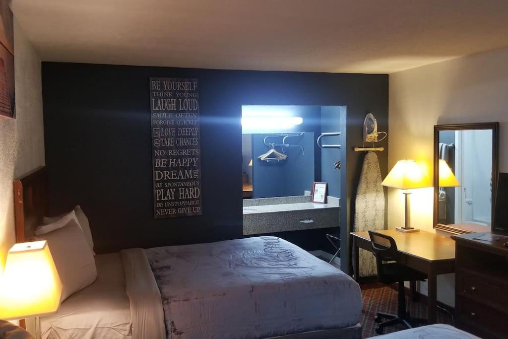 Hotel 2 Queen Beds Hotel Room 226 Booking Stillwater Buitenkant foto